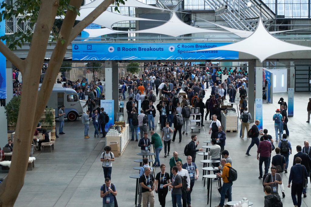 KubeCon 2018 - crowd in the hallway